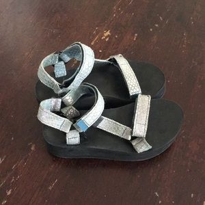 Teva Flatform Blue Iridescent Sandal size 6/6.5
